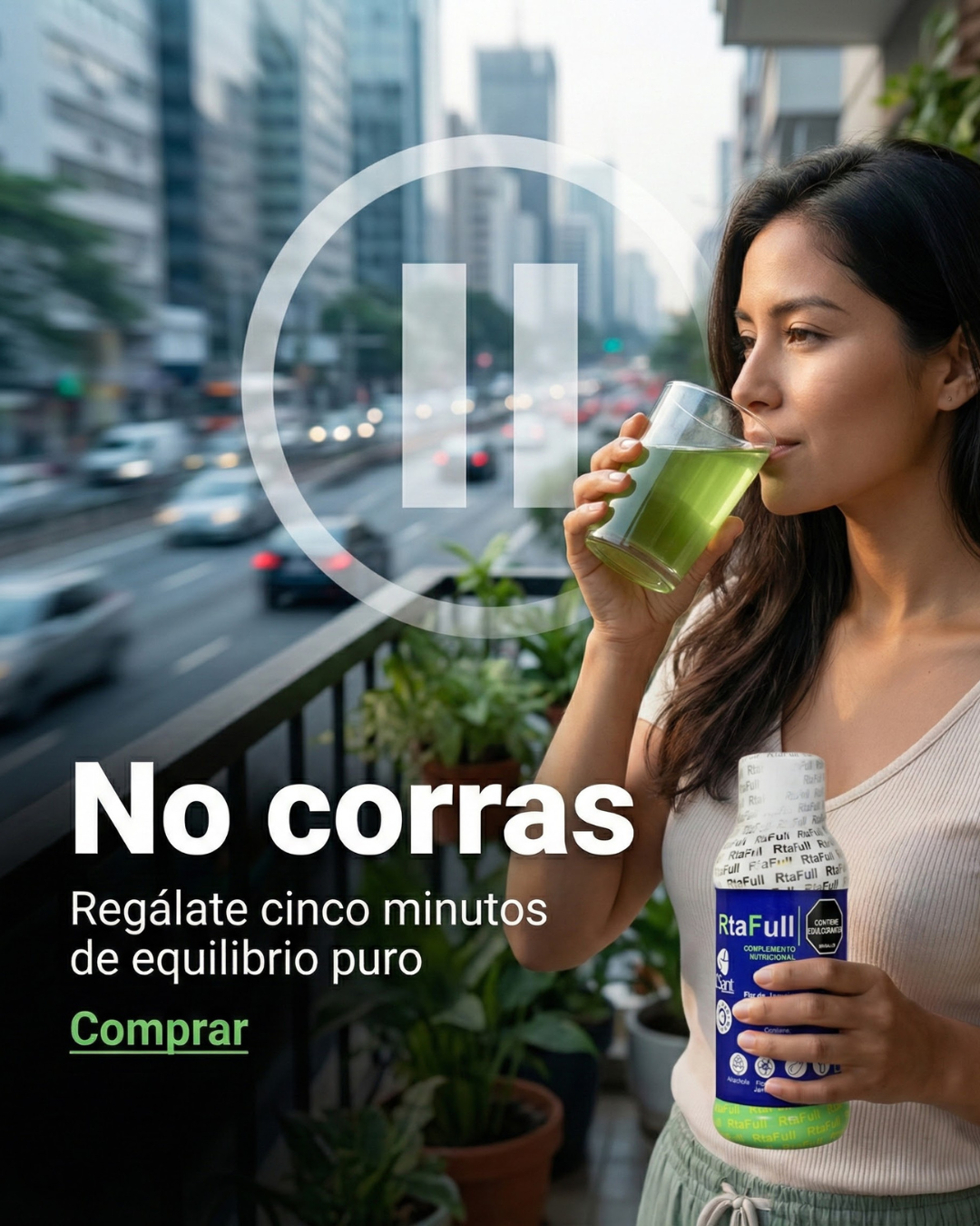 Mujer tomando RtaFull en su balcón — una pausa para el equilibrio